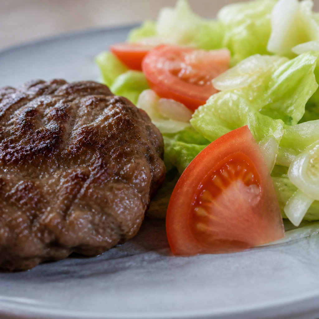 Hamburguesas caseras argentinas con ensalada de lechuga y tomate